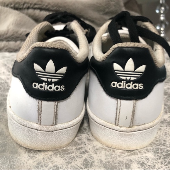 ⭐️5/$25⭐️ Kids Adidas Superstars gym shoe Sz. 2 - Picture 7 of 8